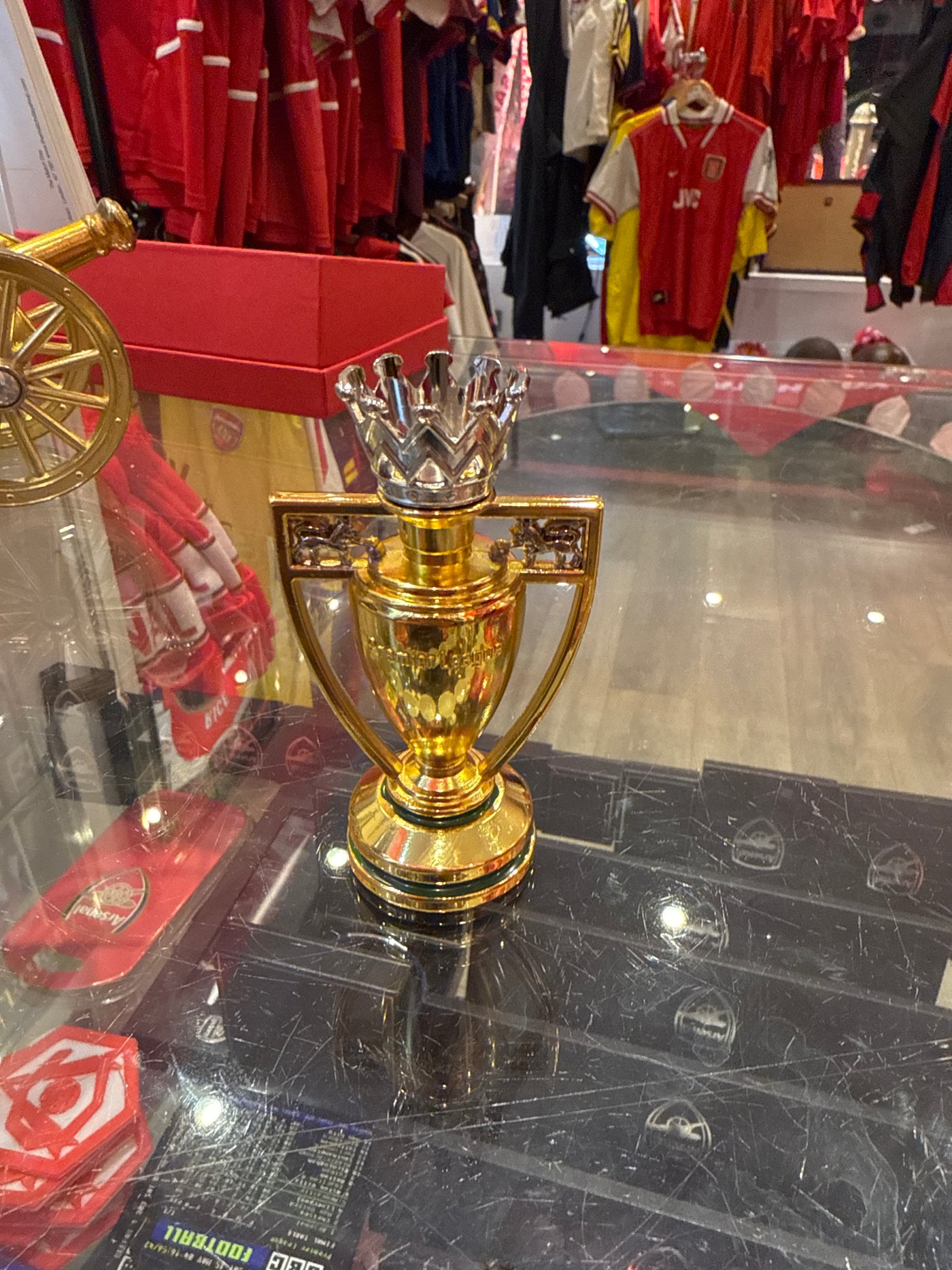 Invincibles Trophy Display ( Preorder)