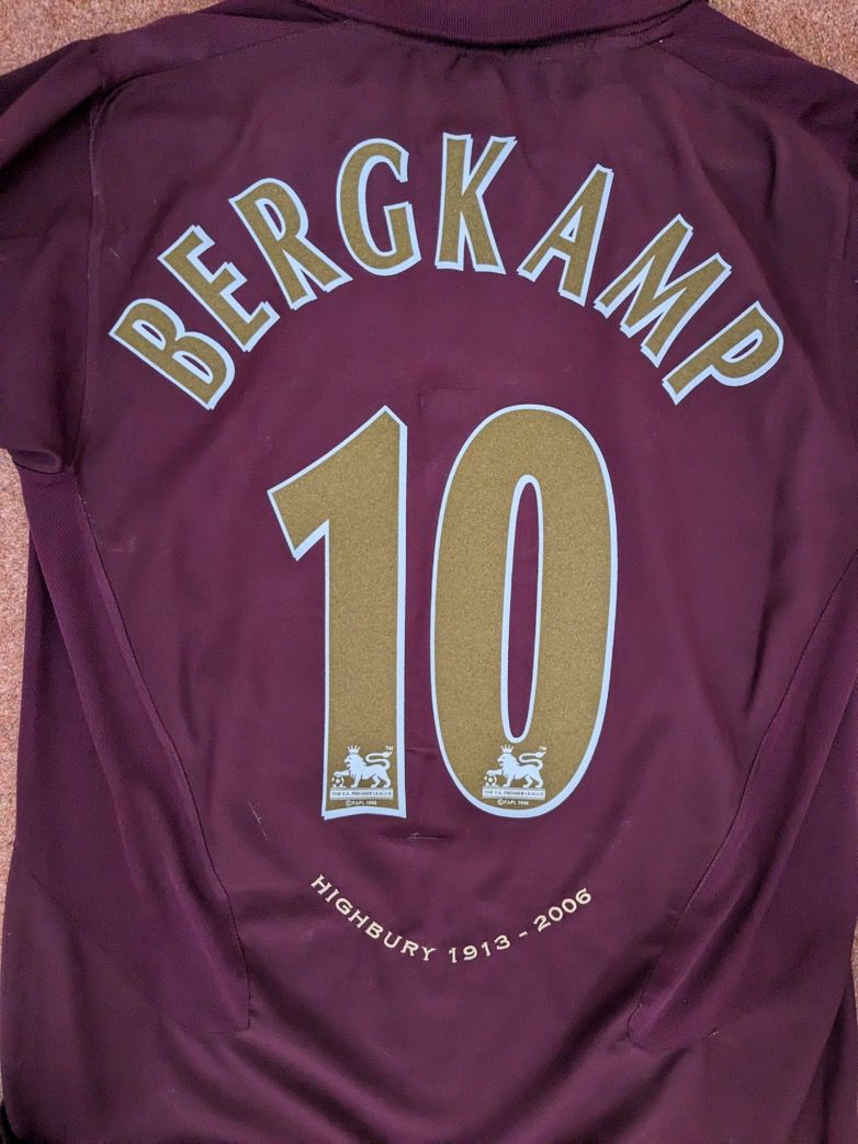 Arsenal FC 2005-06 Home Kit - Dennis Bergkamp "10"